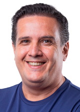 Foto de urna de Dimas Fabiano em 2022
