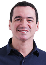 Foto de urna de Alexandre Guimarães em 2022